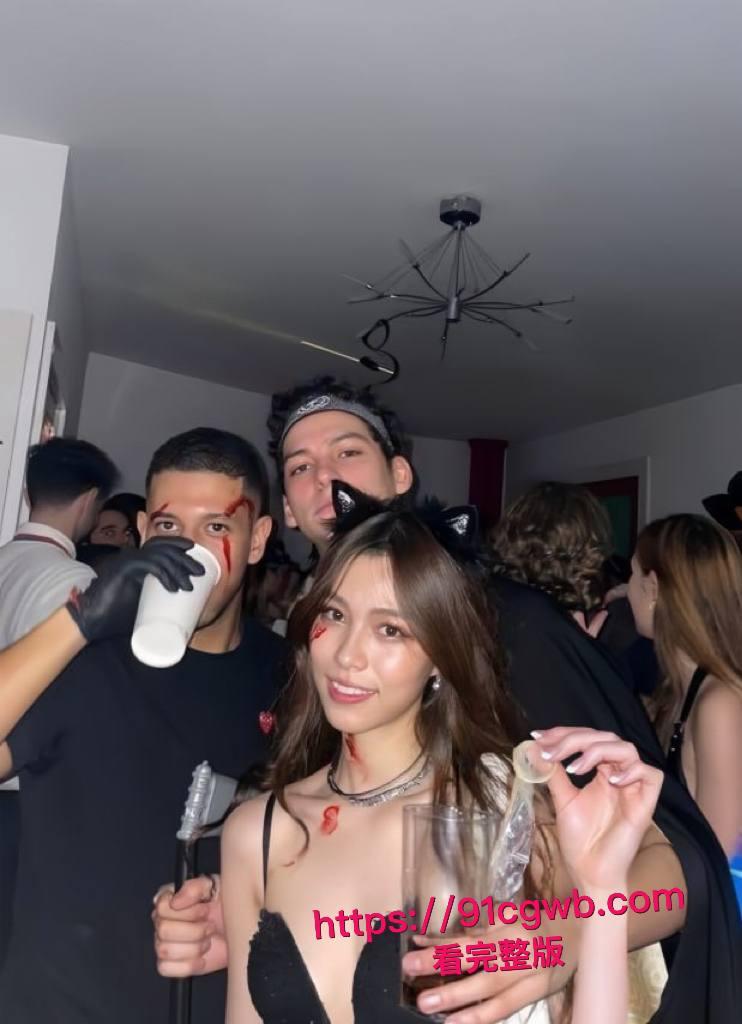 上海美术学院留学生卢美婷海外媚洋,白人洋爹 对她疼爱是菊花开,街头翘臀求白人爆插!-4