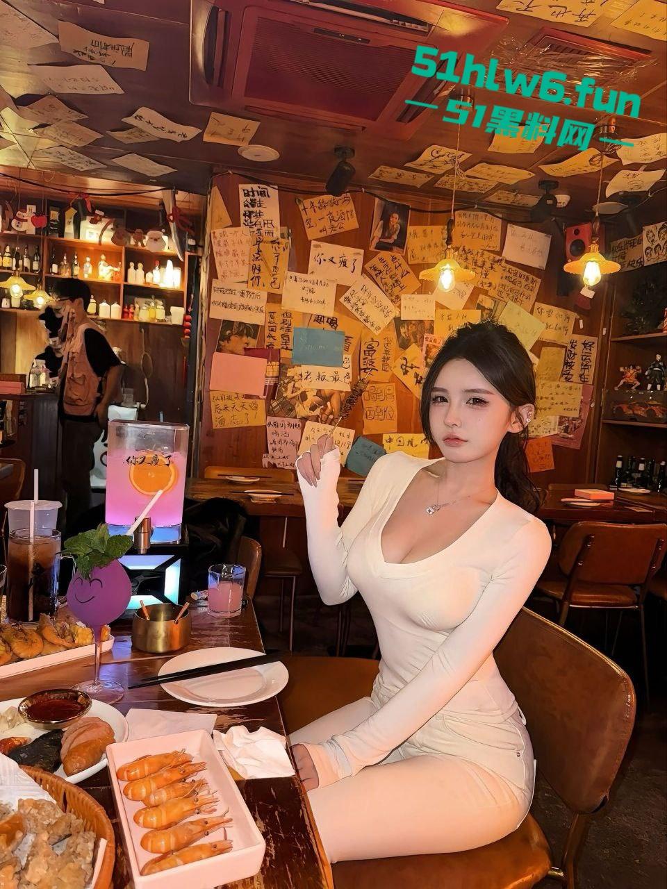 外围妹【丹丹】奶大逼骚陪睡富一晚净赚30万,拿钱跑路被皮条哥全网通辑骚料满天曝。-1