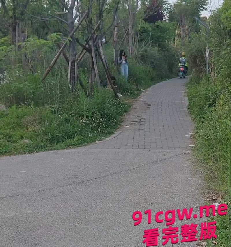 成都“大久保公园”大量站街女!100一次妹妹陪你钻小树林,避孕套堆成山-7