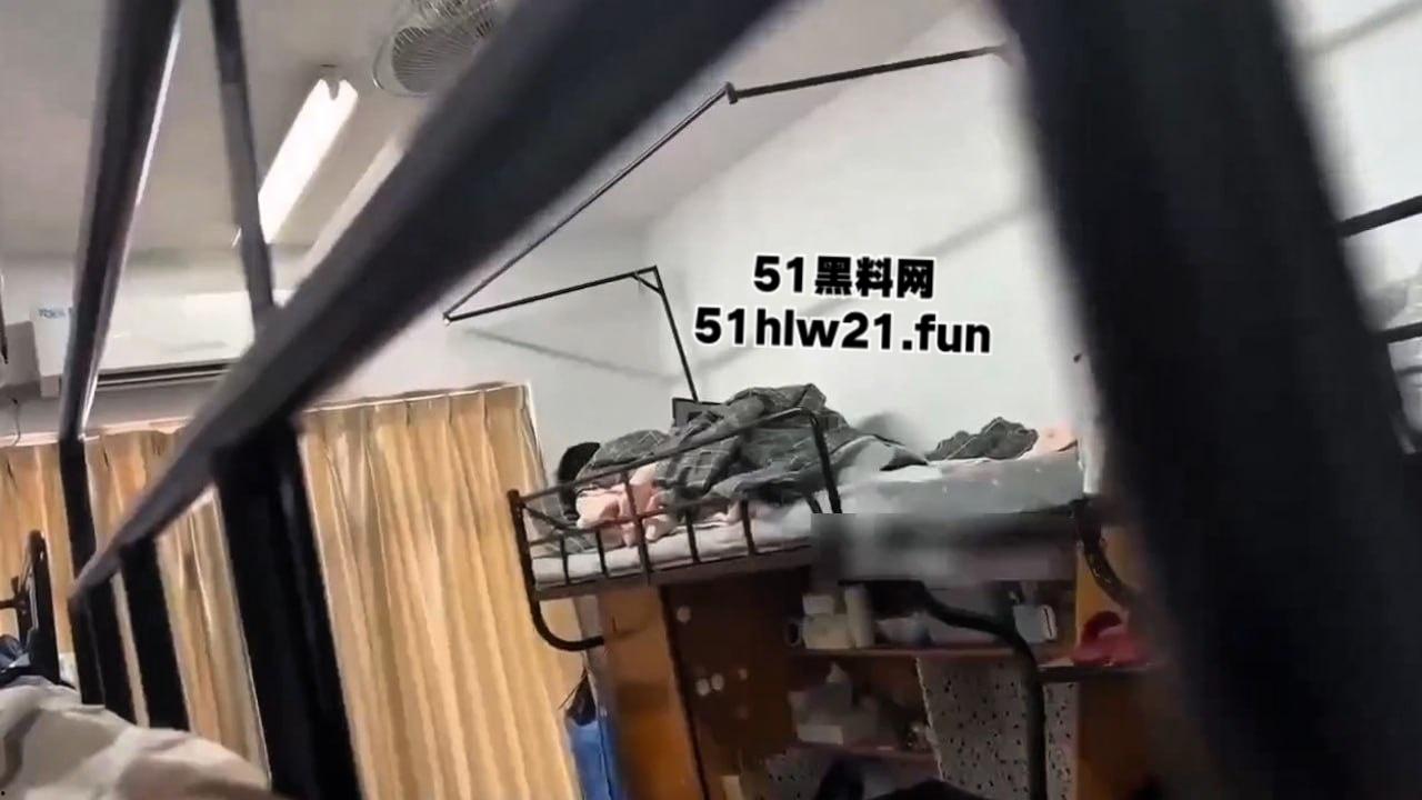 嘉兴学院瓜友偷拍，室友带女友回寝室偷偷在床上啪啪做爱，偷拍后将两人曝光。-3