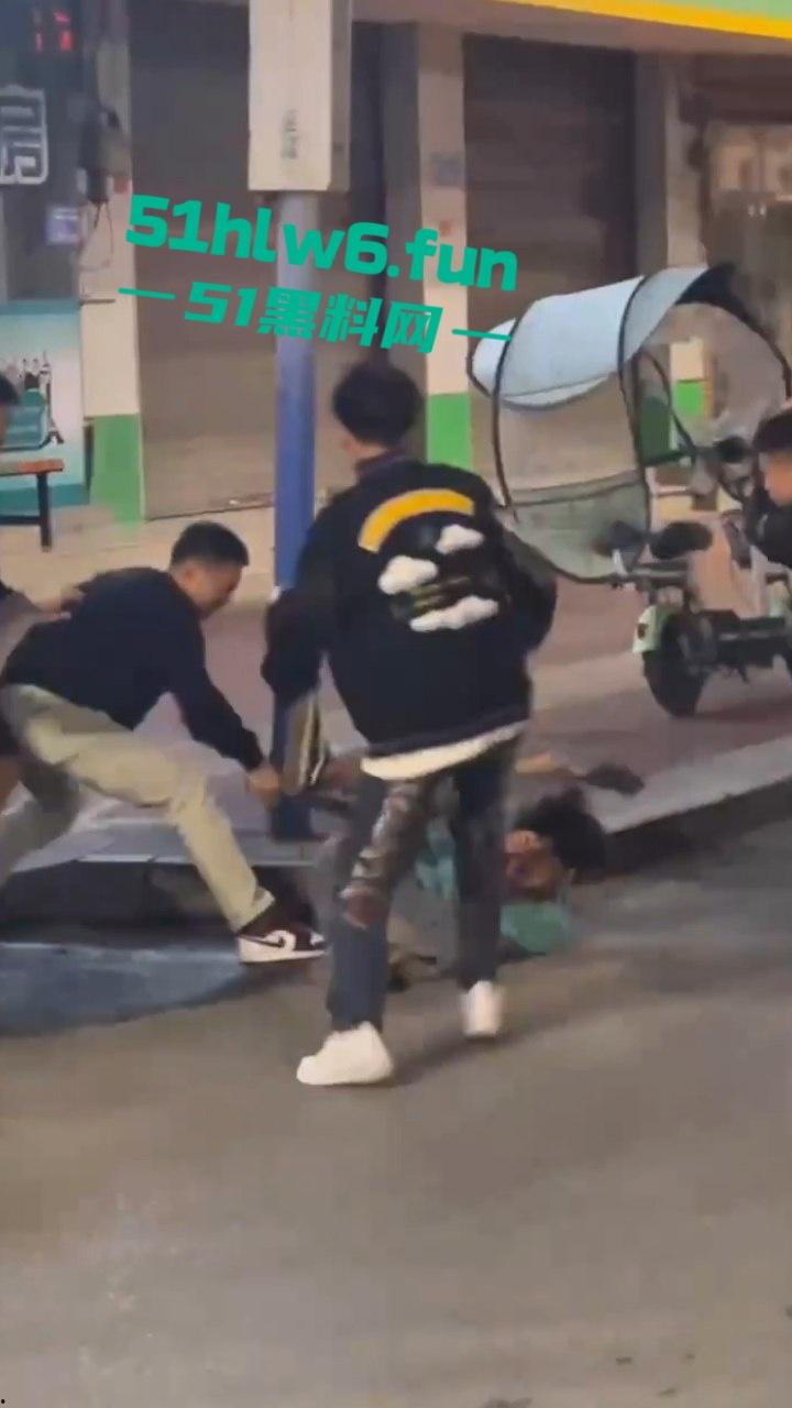 山东实拍精神小伙,当街聚众砍人两名被砍者身中几十刀,其中一人竟抢救无效身亡,目前几位行凶者已被逮捕。-5