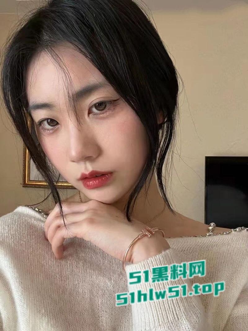 刚踏入社会的极品反差健身学生妹，骚母狗身材超赞，口交自慰勾引金主，粉嫩小穴诱人至极！