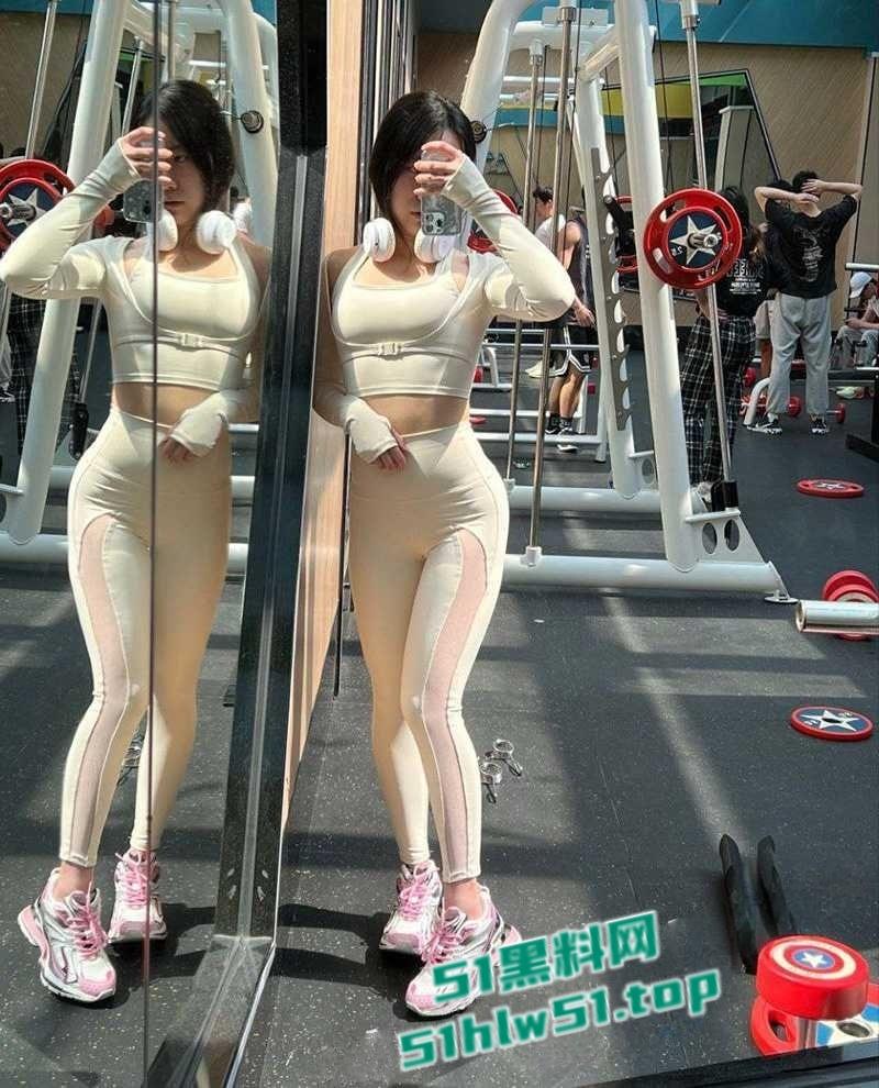 刚踏入社会的极品反差健身学生妹，骚母狗身材超赞，口交自慰勾引金主，粉嫩小穴诱人至极！-5