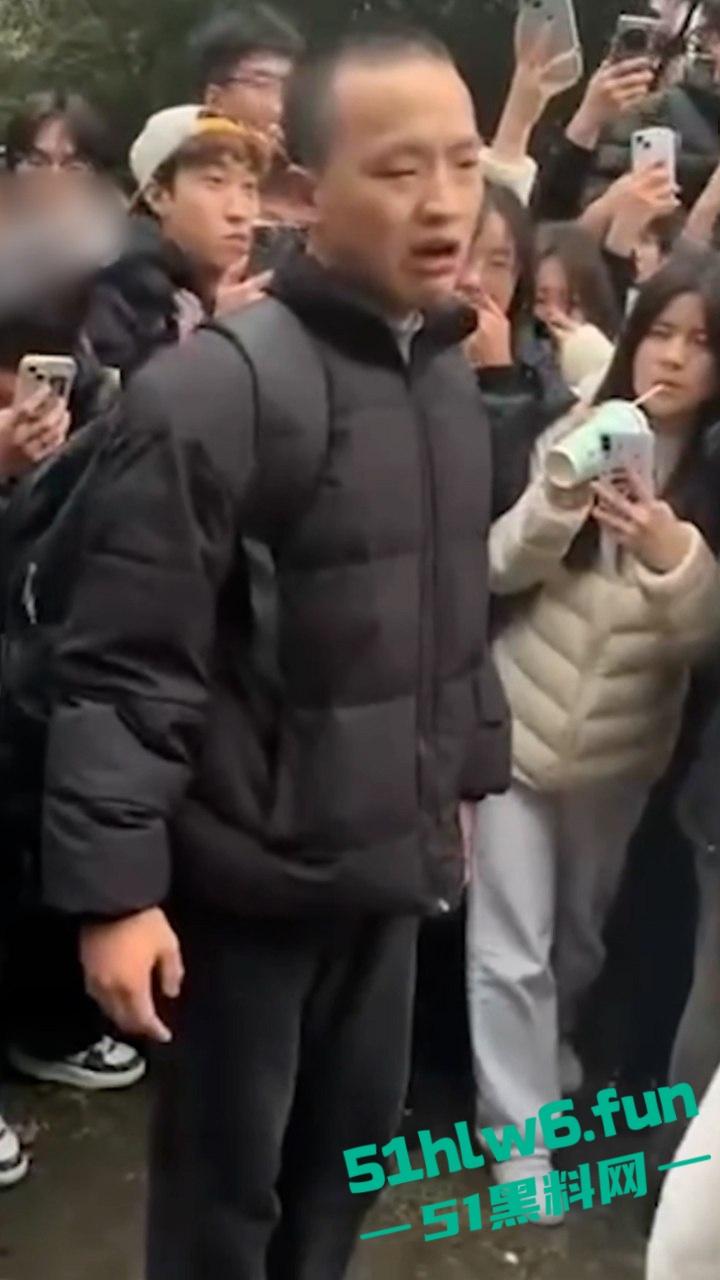 成都托普信息技术职业学院纯爱战神遭背叛，纯爱战士应声倒地当场泪诉全过程引学生围观！-3