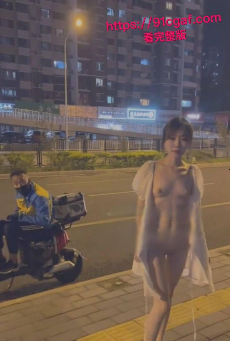 露出界天花板 彤彤乖 最新合集视频 印度阿三面前大胆撩衣露逼 户外大街三点全露 刺激感拉满!-5