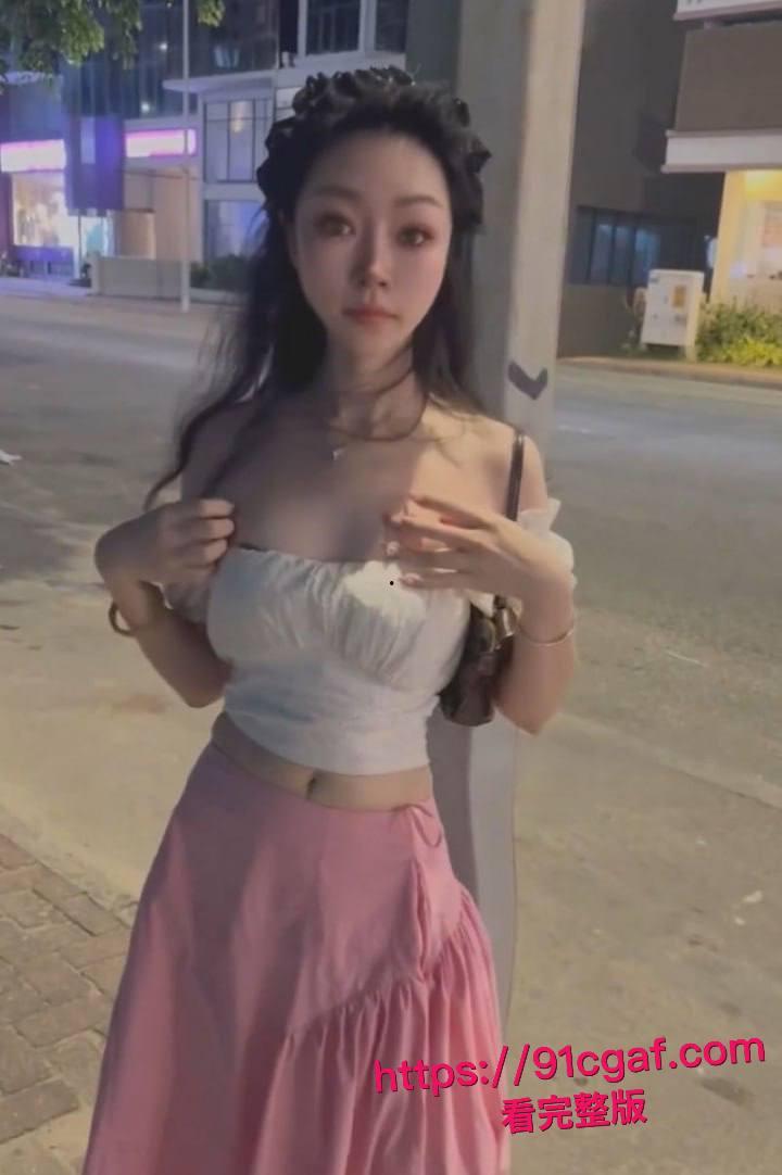 露出界天花板 彤彤乖 最新合集视频 印度阿三面前大胆撩衣露逼 户外大街三点全露 刺激感拉满!-6