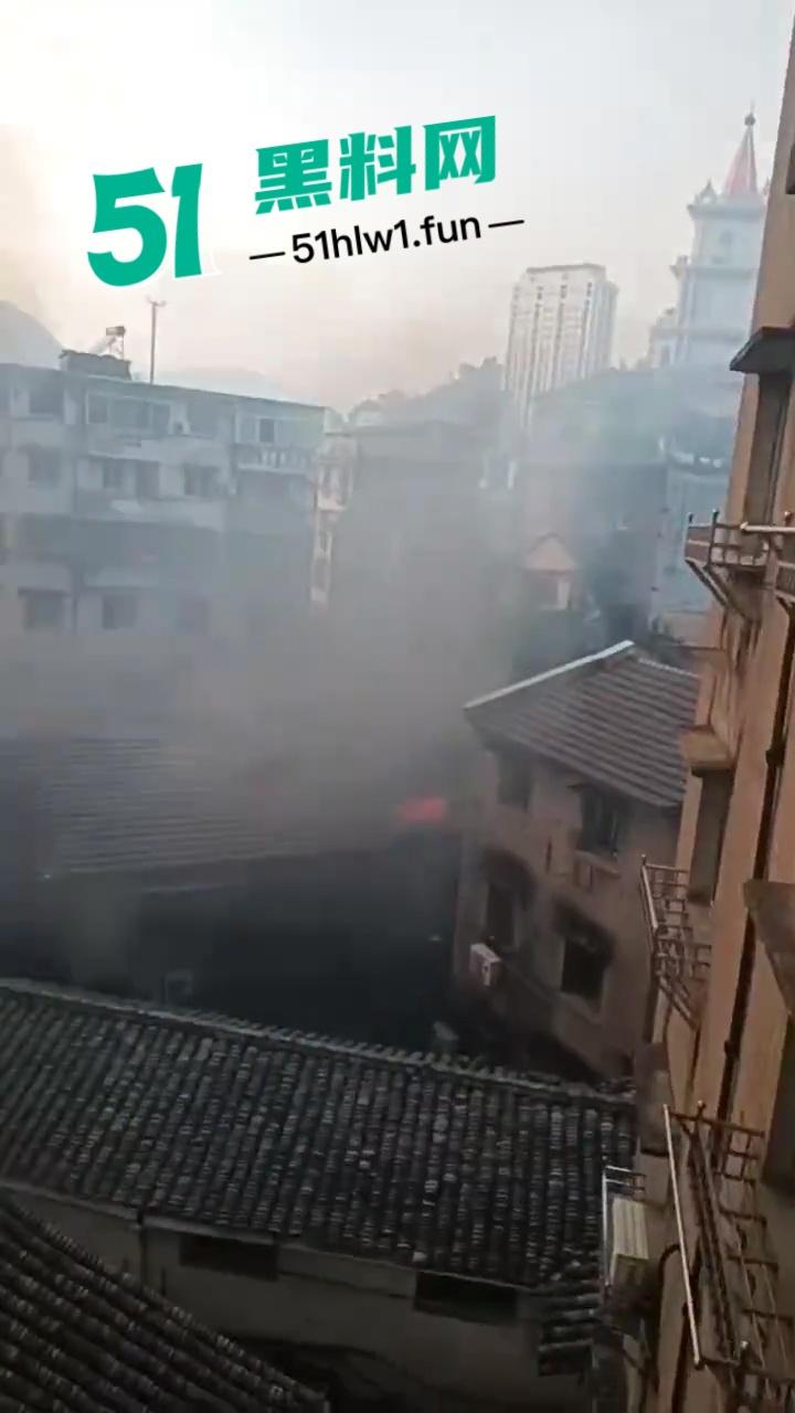 浙江丽水傻子家中点火烧衣玩大了 民房起火连片烧 半个村都烧没了 现场火灾视频流出-2