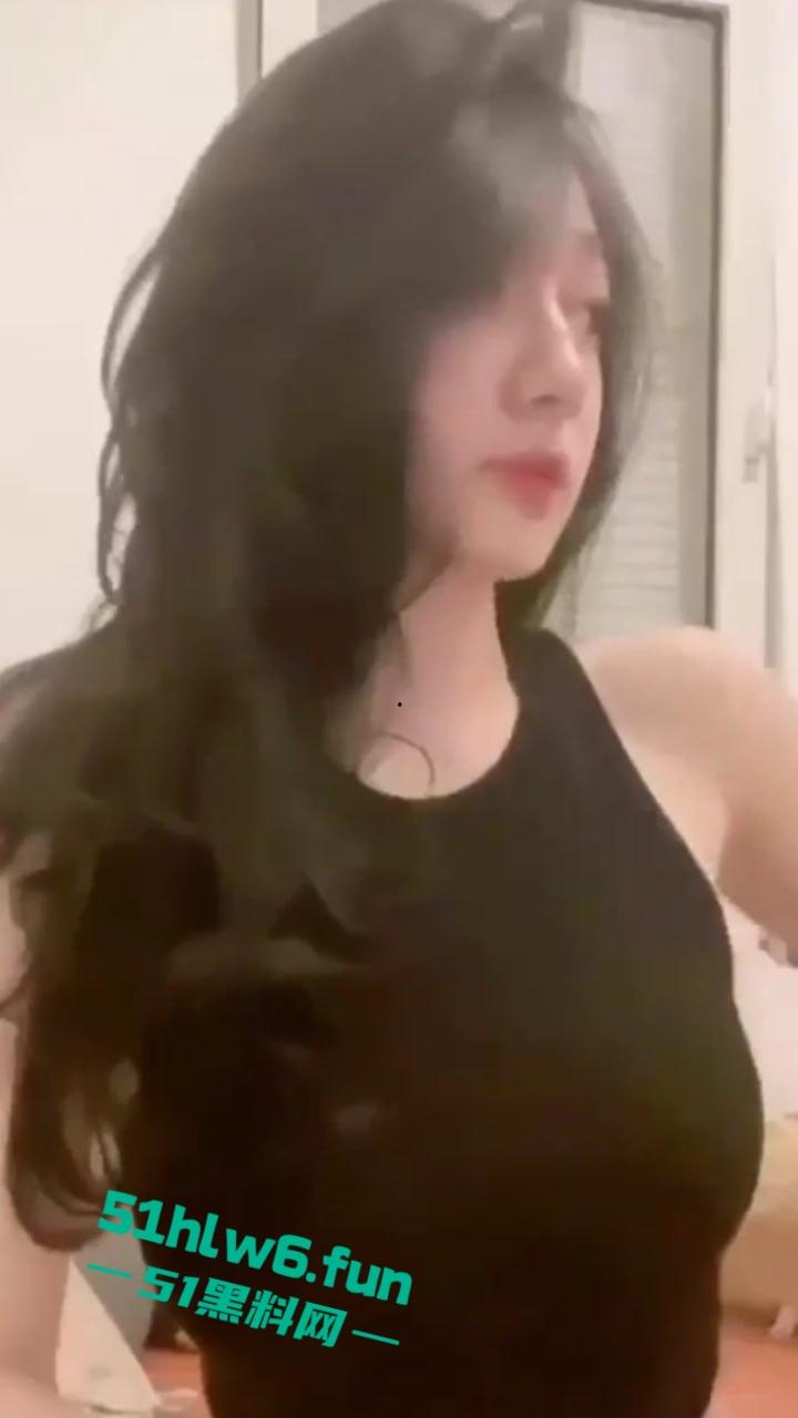 深圳传媒大学，校花美女【周辰霏】极品身材巨乳尤物，腰肢纤细美腿修长 和金主裸聊视频曝光。-2