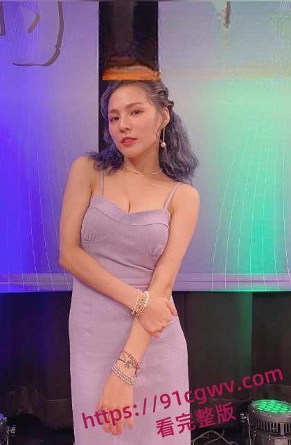 台湾综艺女星G奶熊熊(卓毓彤)性爱影片曝光 吃鸡吧技术真好,不过这个骚逼有点黑了-1