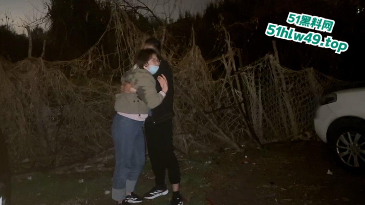 山东鲁B29E0H狗男女野外车震被原配当场抓现行,渣男强护小三暴打原配真不是人 。-9