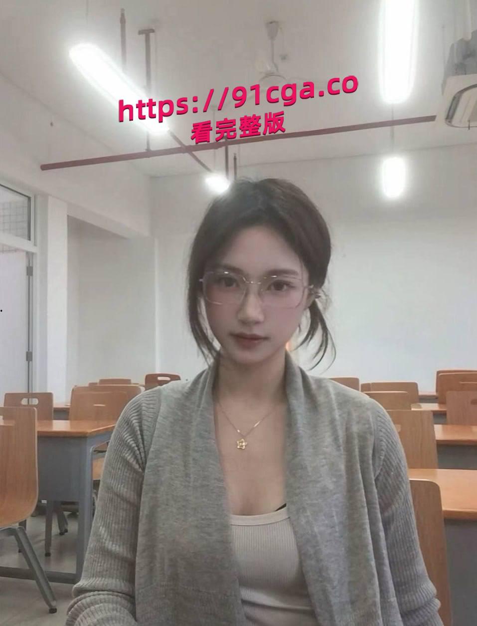 四川成都 成都理工大学大二学生母狗 高颜值极品御姐身材辣妹-1