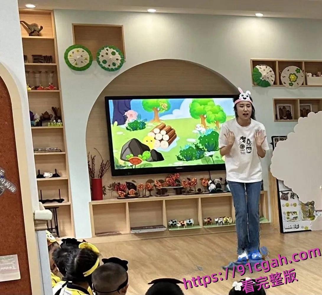 最新泄密极品大骚货幼师:学位证实锤人照合一,人妻老师玩得花!!!-2