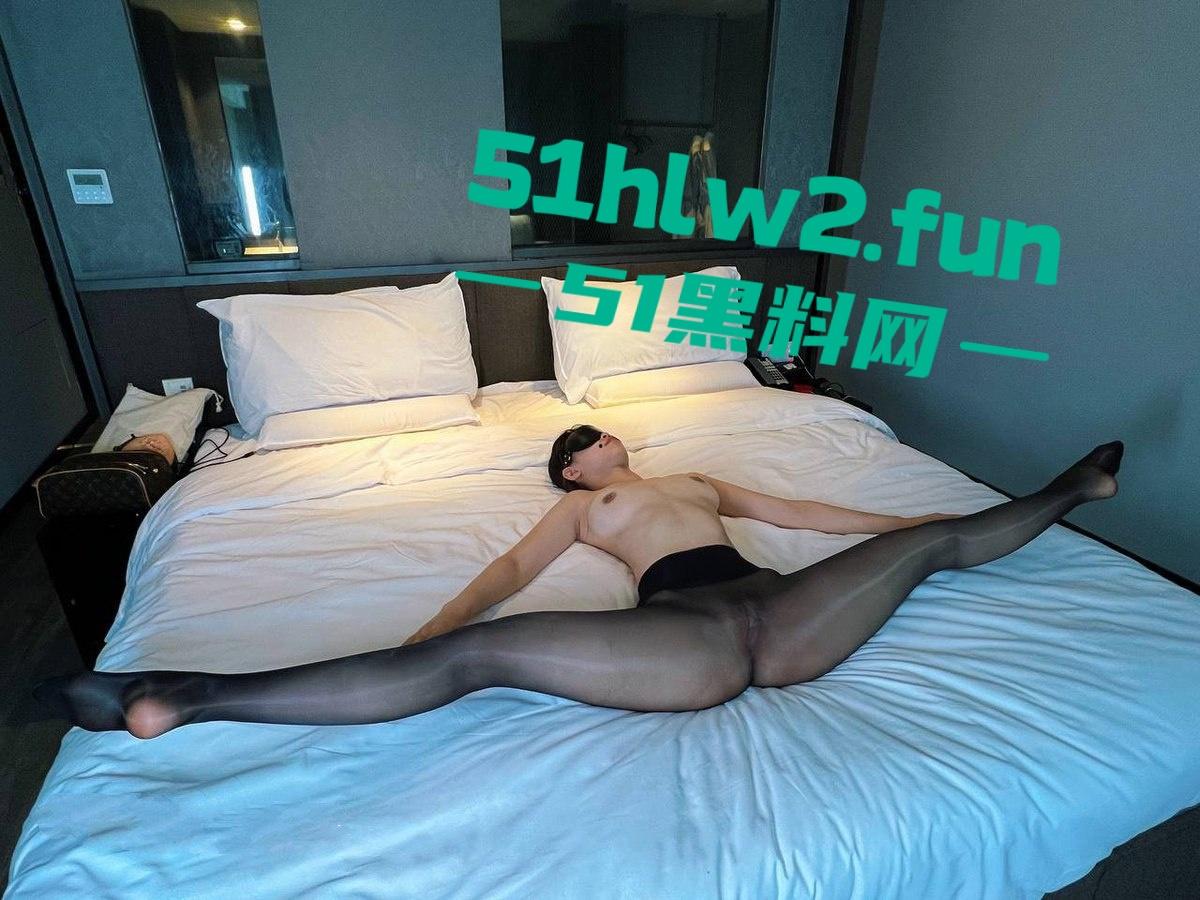 深圳罗湖区舞蹈老师【宋欣】福利炸裂,酒店黑丝一字马,听金主指令劈叉捏乳,十分钟撸点拉满!-7