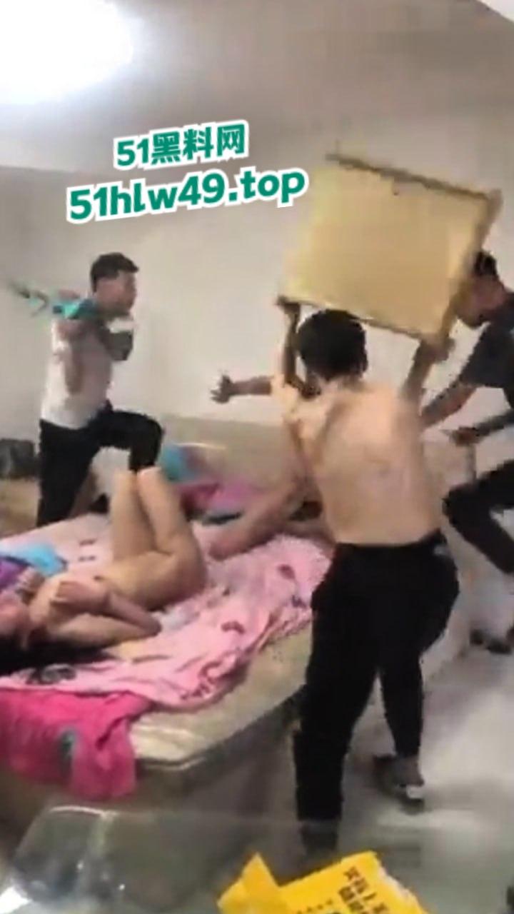精神小伙偷情兄弟女朋友遭渣女出卖,假装上床再带上兄弟们抓奸仙人跳现场,愤怒冲头暴打渣男。-5