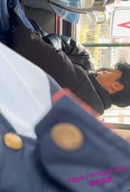 山东潍坊的这对学生情侣在公交车上众目睽睽之下给男朋友口交-4