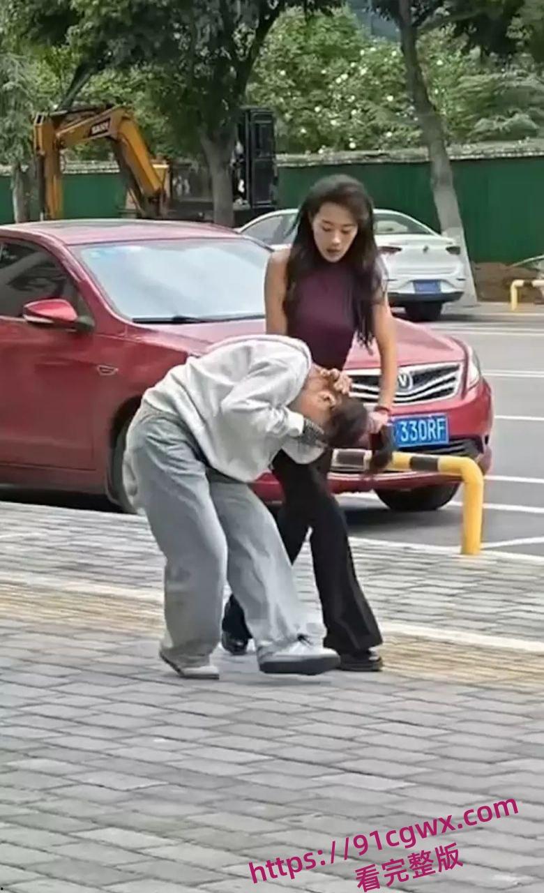 性瘾学生妹当小三被原配当街怒撕 据传一个月要做几十次太炸裂了！-8