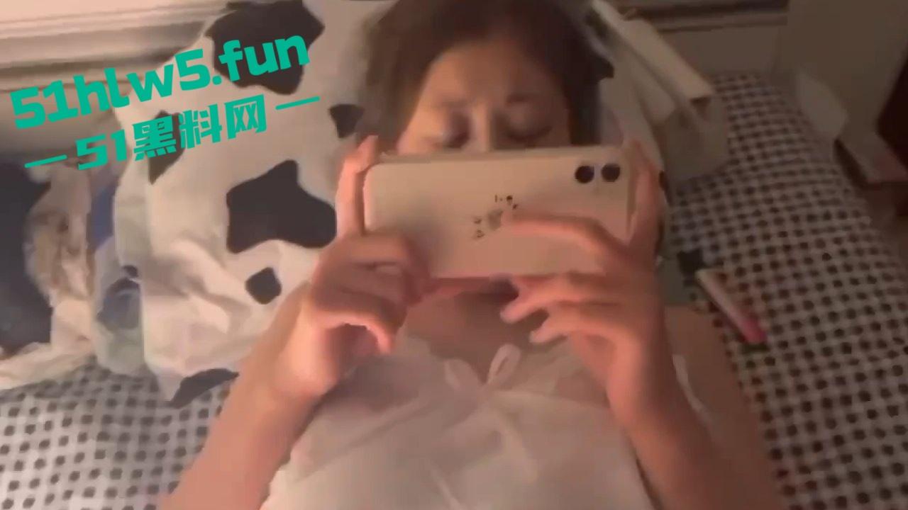 福建周宁一中【杨晴瑜】小穴超嫩的反差眼镜妹，性欲旺盛网上撩骚浴室自慰视频遭曝光。-3