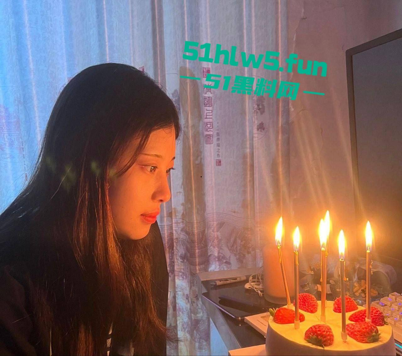 福建周宁一中【杨晴瑜】小穴超嫩的反差眼镜妹，性欲旺盛网上撩骚浴室自慰视频遭曝光。-9