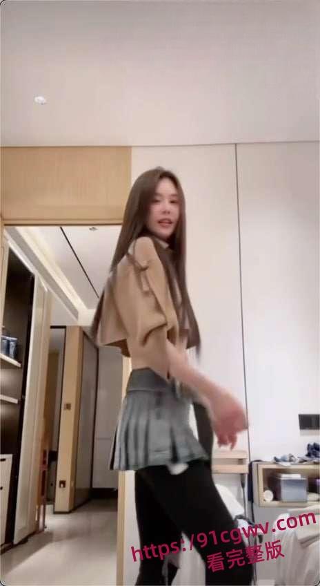 追龙2女主角,晶女郎邱意浓,直播时大方露奶给大家看,难怪王晶对她这么喜欢,原来奶子这么大-4