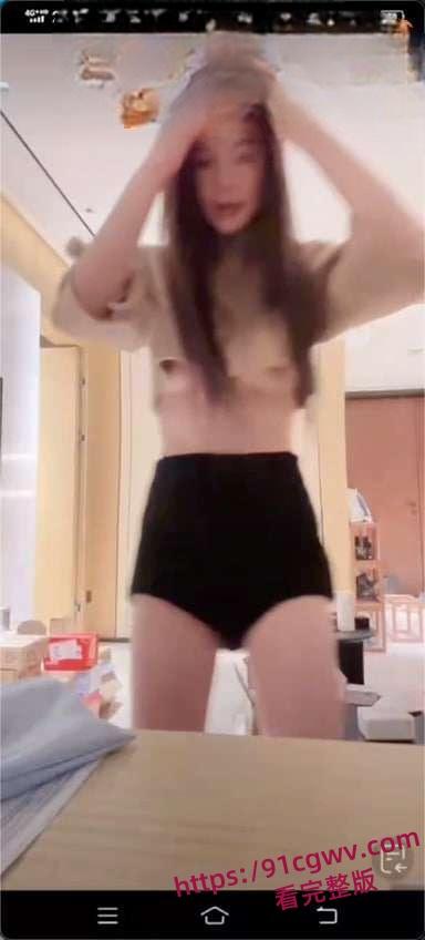 追龙2女主角,晶女郎邱意浓,直播时大方露奶给大家看,难怪王晶对她这么喜欢,原来奶子这么大-5