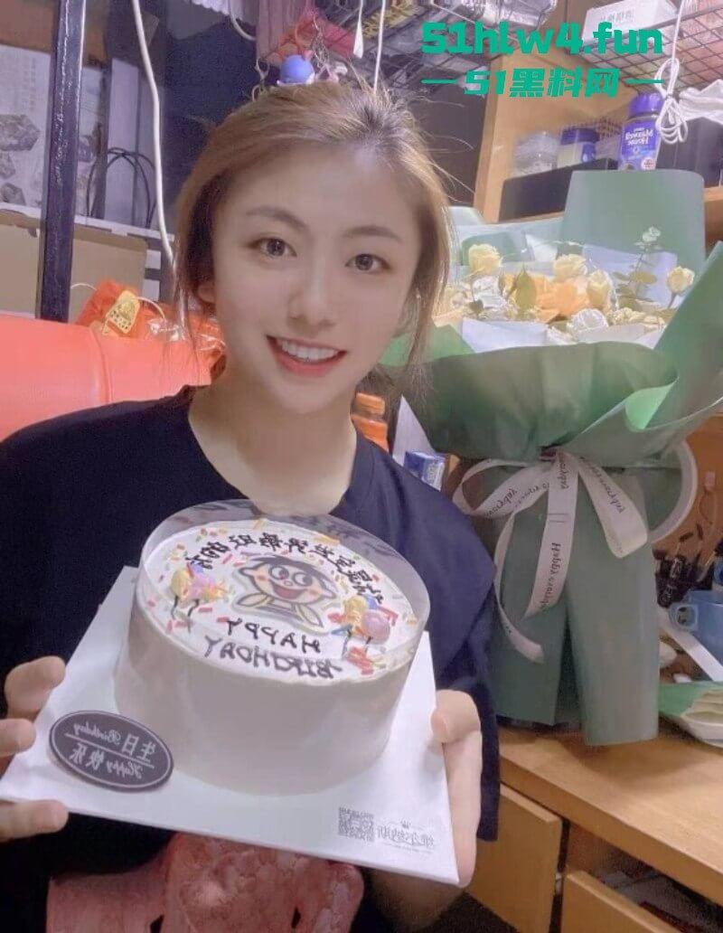 天津市滨海新区28岁美艳公务员，性爱视频曝光露脸深情舔屌，官场闺秀现实淫荡至极。-5