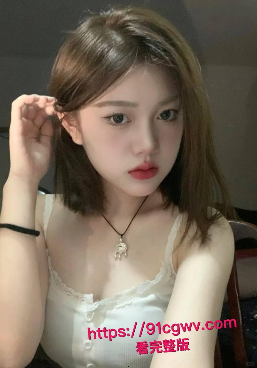 赣南师范大学韦丽芳清纯短发学妹黑料爆棚!校内好学生校外外围,厕所全裸口交后入视频流出,母狗本性暴露无遗!-11