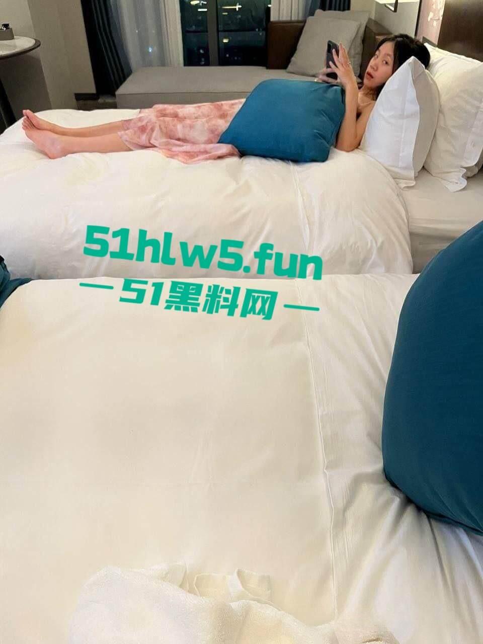 江苏师范学院【马月】极品身材大三女神，被金主包养带到酒店激情3P无套后入玩肛交全程高潮不断。