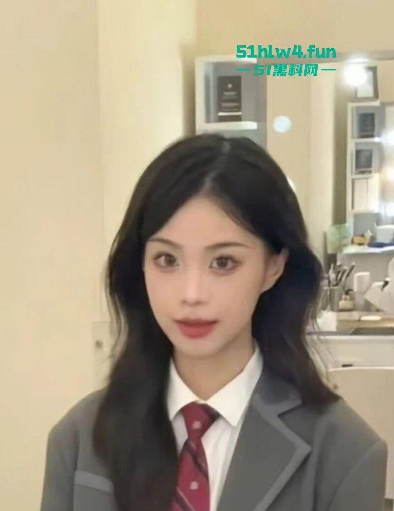 广东某学院校花沦为富二代玩物，酒店跪舔骚逼一扣就痉挛高冷尤物被金主操到出水。