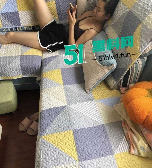 震惊!七岁男童为了游戏皮肤不惜把拿妈妈照片视频的跟人交换,偷拍妈妈大量裸照和视频传出。-7