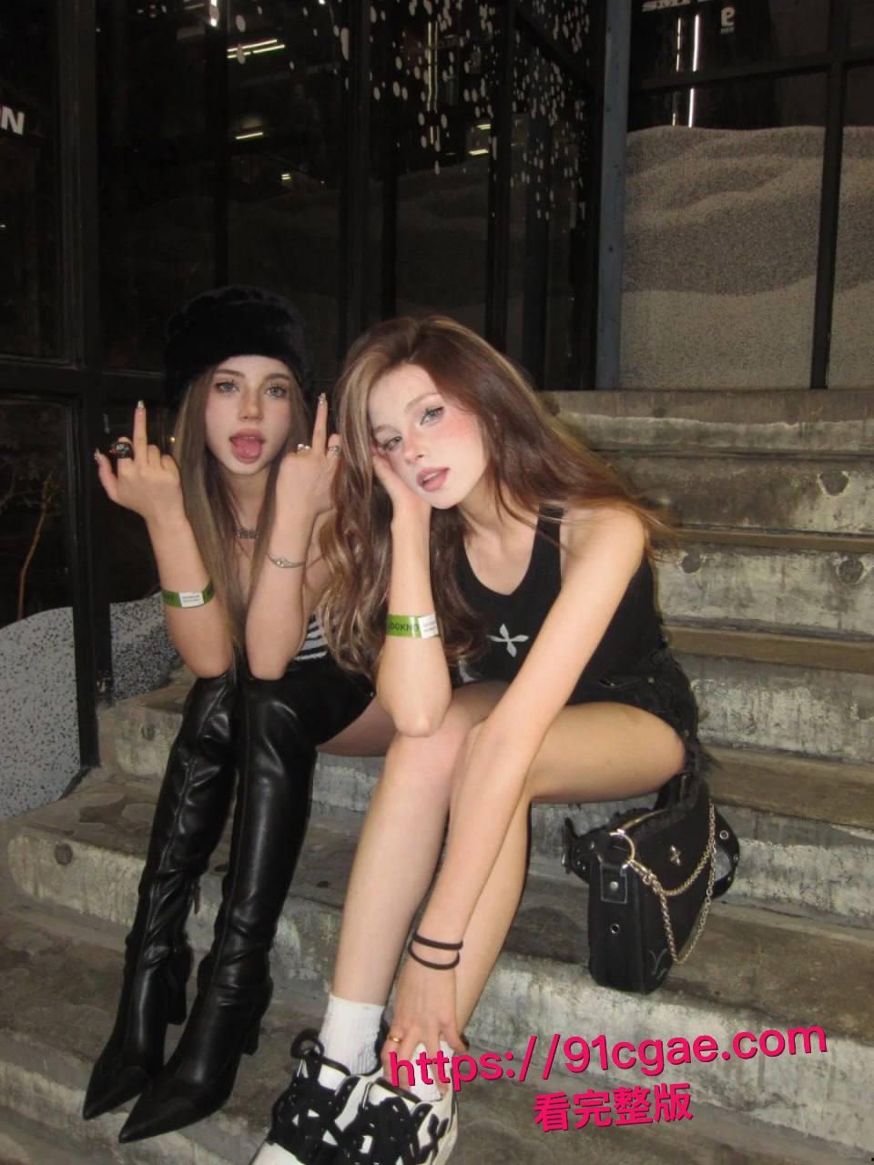 欧美巨乳女神双飞狂欢！两个大学生奶牛双姝内射喷汁，边抠边操操不过来，精液灌满骚穴！-6