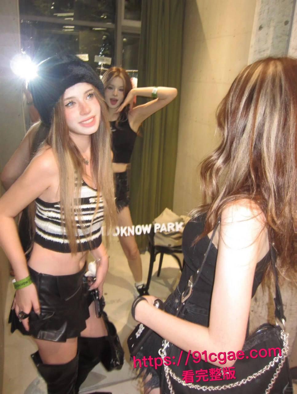 欧美巨乳女神双飞狂欢！两个大学生奶牛双姝内射喷汁，边抠边操操不过来，精液灌满骚穴！-7