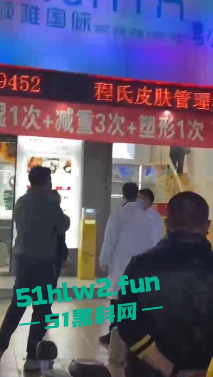 广东揭阳二奶街突发血案,男子美容店内行凶捅店长后自残,警察现场处理成瓜友焦点!-7