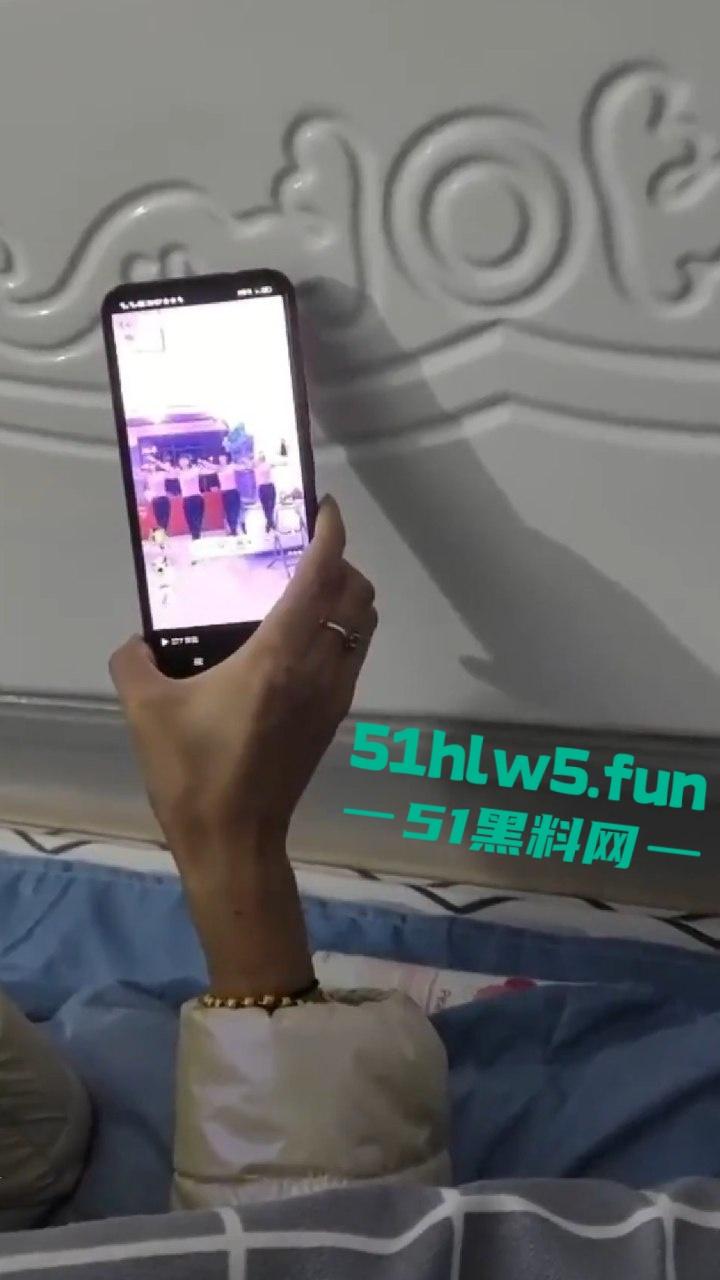 乱伦系列之丈母娘,变态女婿乱伦丈母娘趁老婆上班扒光岳母,扛腿抽插激情爆操,操的丈母娘不停浪叫。-9