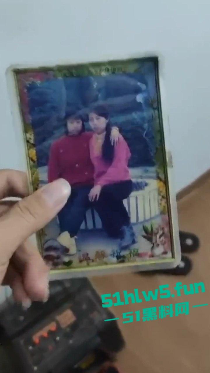 乱伦系列之丈母娘,变态女婿乱伦丈母娘趁老婆上班扒光岳母,扛腿抽插激情爆操,操的丈母娘不停浪叫。-12