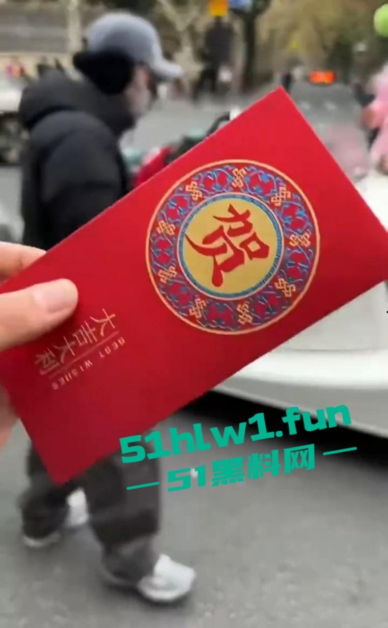 上海富二代武康路撒币现场！跑车当提款机，游客为了抢红包差点把车门拆了！-6