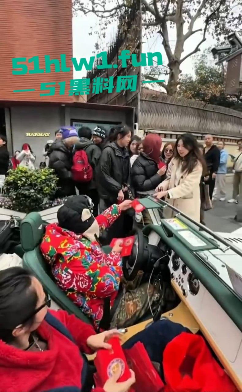 上海富二代武康路撒币现场！跑车当提款机，游客为了抢红包差点把车门拆了！-7