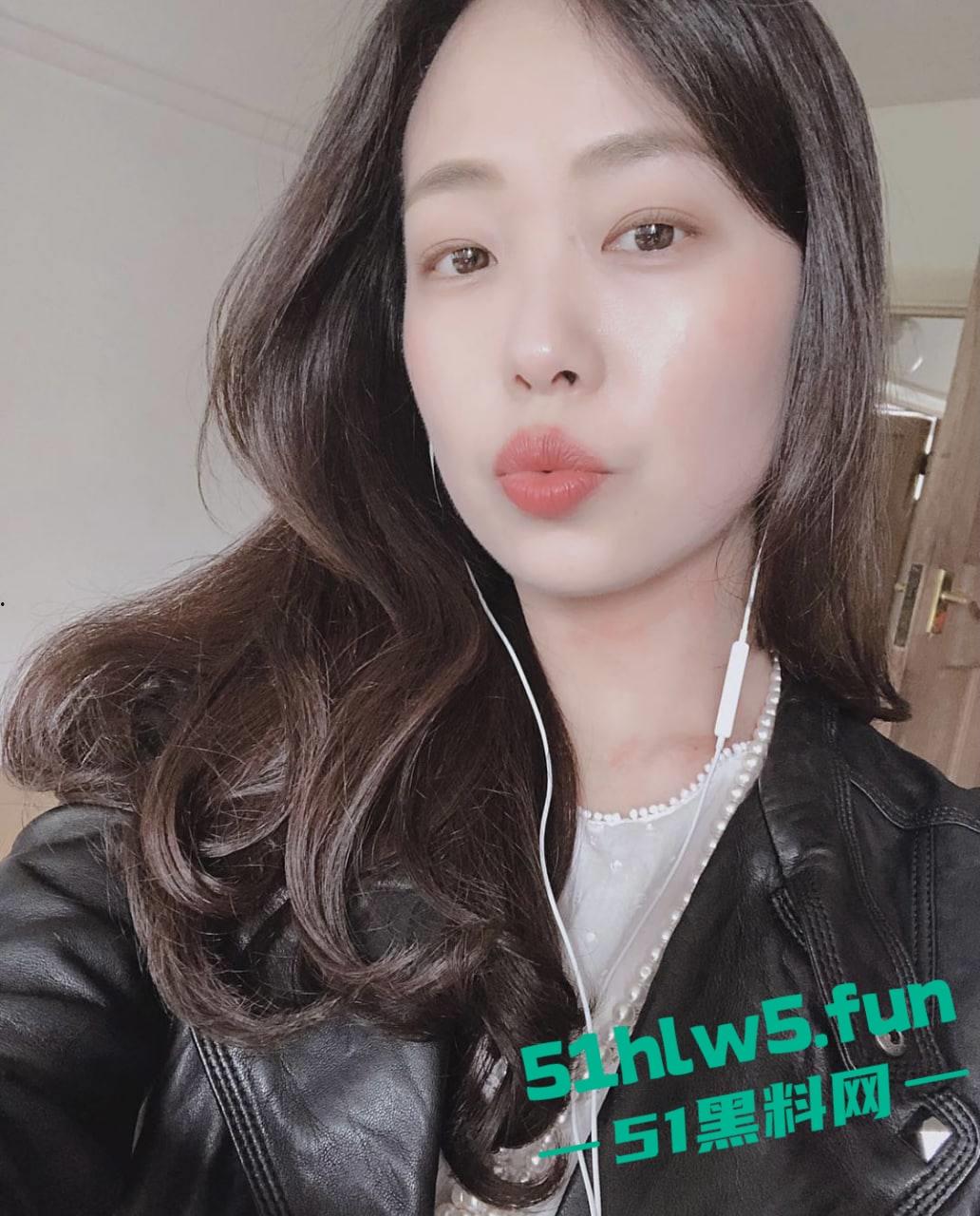 乱伦系列之小姨子，寂寞妻妹吮指揉奶勾引姐夫激情肏穴，口爆吞精表情极其淫荡欠操。-5