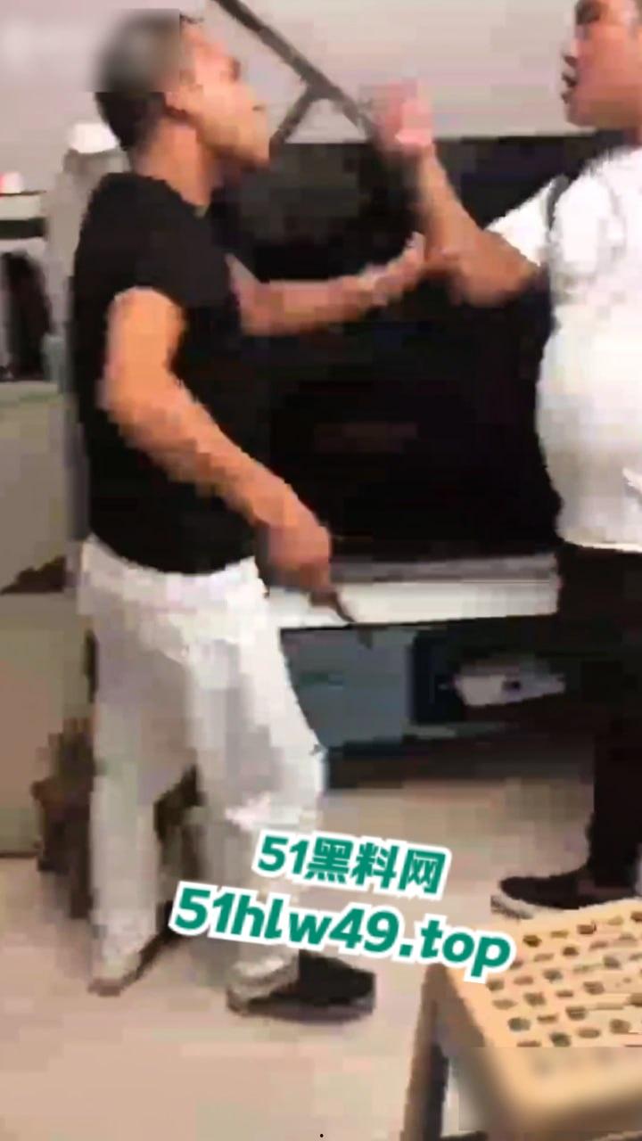 实拍朋友吵架捅刺现场，持刀威胁不服不忿结果大哥说捅就捅，这一刀扎老实了吧！-6