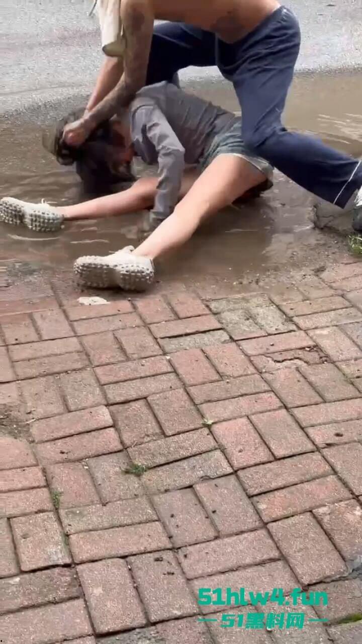 辽宁沈阳妹子磕药过度形如丧尸出街，被纹身男按进臭水沟无情蹂躏视频曝光！-3