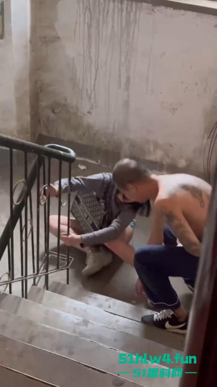 辽宁沈阳妹子磕药过度形如丧尸出街，被纹身男按进臭水沟无情蹂躏视频曝光！-7