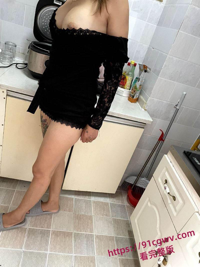 乱伦大神新作 嫂子蕾丝搭配丁字裤诱惑十足 厨房做饭被各种猛操 尽显反差骚态!-7