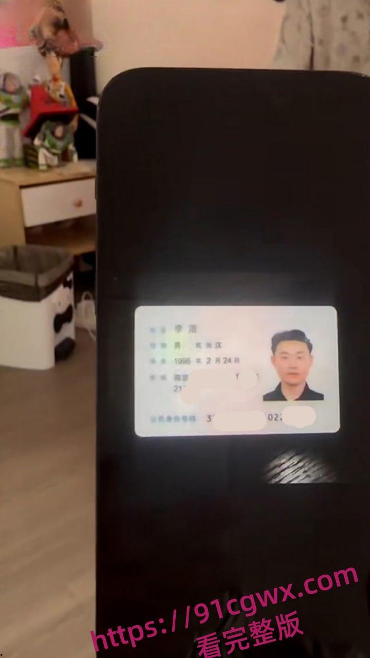 真实捉奸实录！老婆阳台藏奸夫被抓包 翘臀一扭还敢瞪眼 气得老公想扇飞她那骚脸！-5