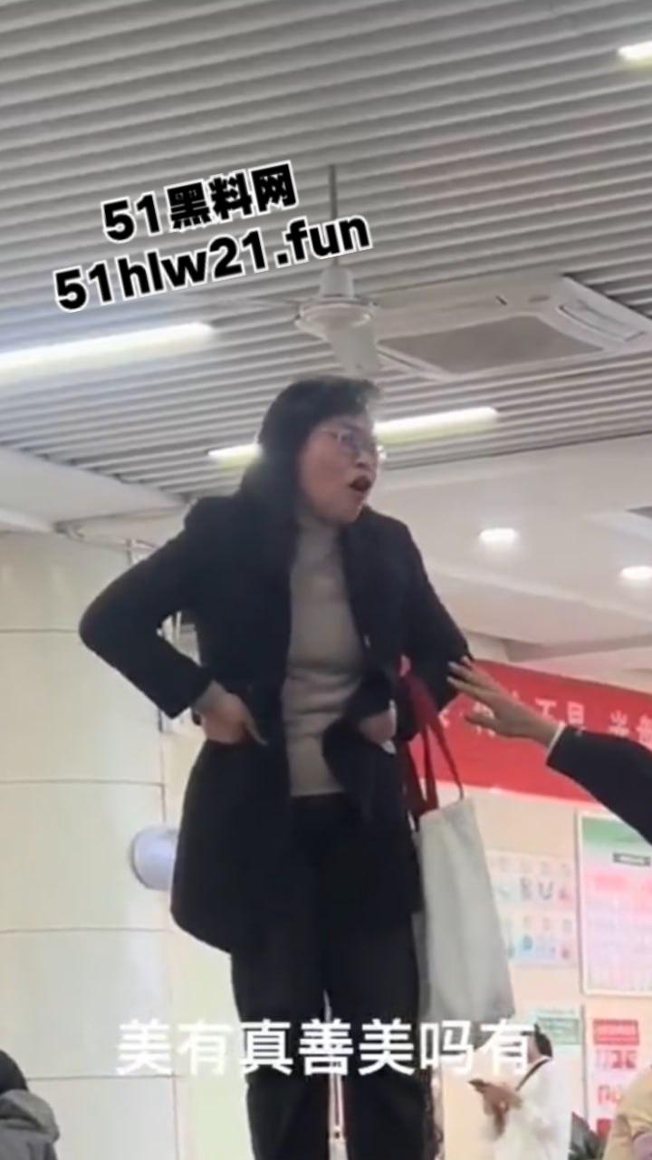 湖北大学女教师，在食堂痛哭发声称让学生看看体制的悲哀，自己老公在学校被捅死三年全无说法。-4