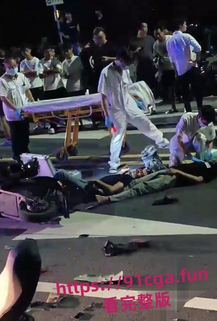 广东中山小榄绿道凌晨鬼火少年飙车秀特技酿惨烈车祸！多人头破血流哀嚎不断！-7