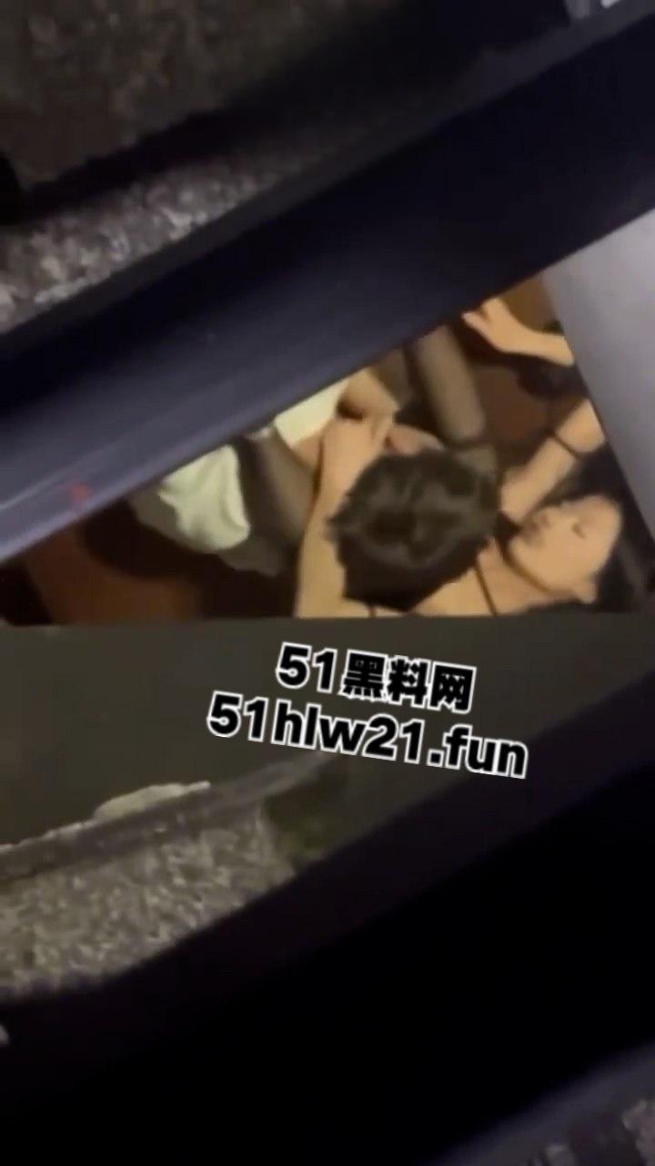 性感黑丝美女【张洋洋】被老板要求用身体陪客，奈何对方二弟不争气真是暴殄尤物！-6