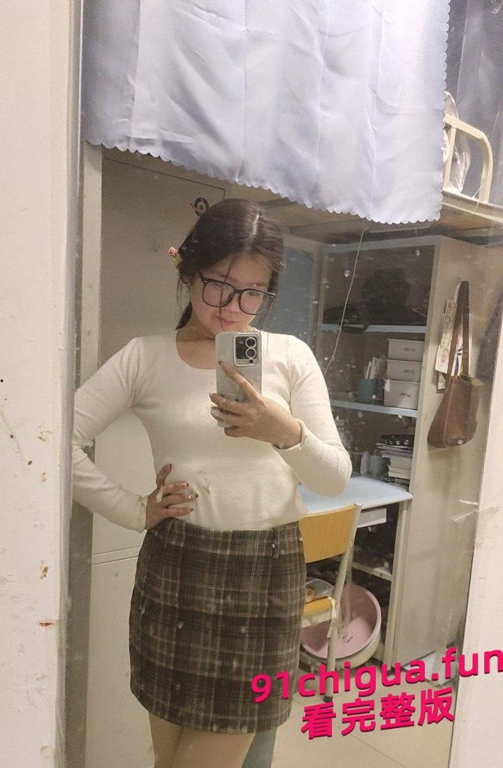 洛阳师范学院 王钦辉 肥臀眼镜骚母狗 被绿帽男友带出去群交约炮-2