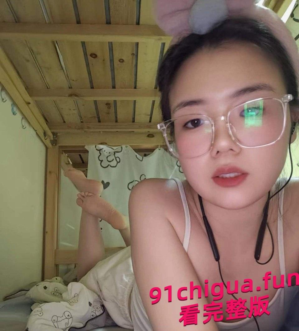 洛阳师范学院 王钦辉 肥臀眼镜骚母狗 被绿帽男友带出去群交约炮-4