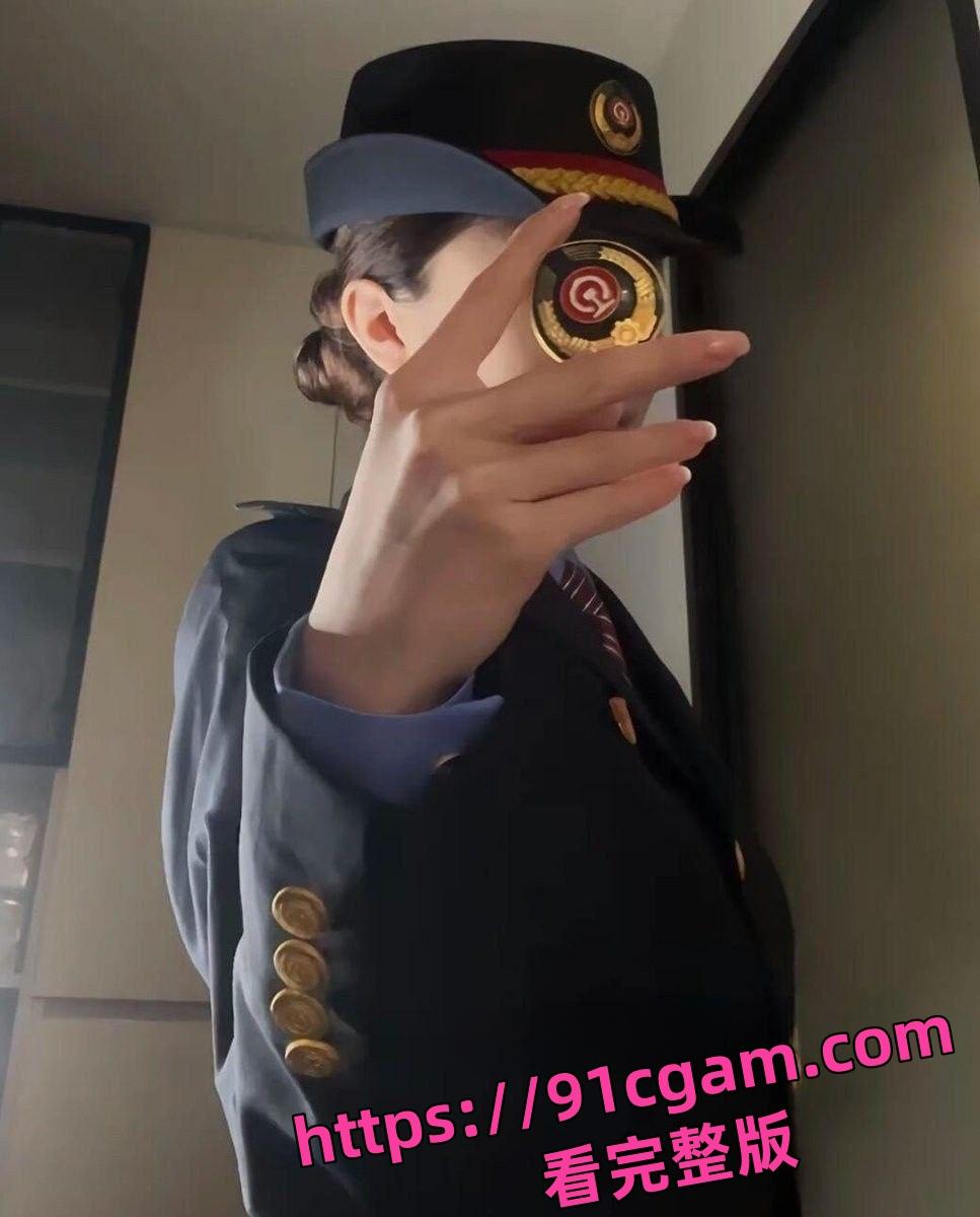 上海女乘务员盈盈上班是高冷制服女神下班秒变淫娃 摆出各种淫荡姿势-5