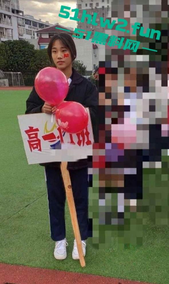 河北商丘宁陵县高级中学反差学妹【孙宁宁】超黑肥大鲍鱼，阴毛旺盛性欲极强遭到曝光。-6