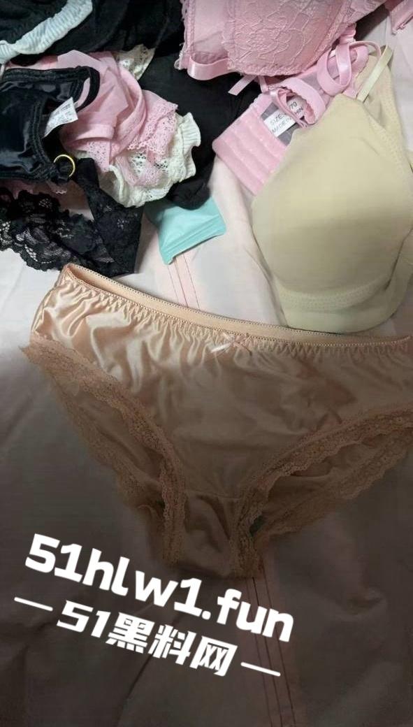 独家曝光！湖北19岁母狗【邵丽燏】库底咖啡营业员，在寝室给主人拍自慰视频做任务小处女被调教成骚母狗！